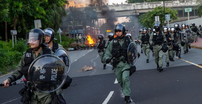 Los antidisturbios reprimen a los manifestantes en Hong Kong. / EFE