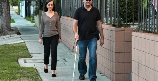 Un paciente ciego con implante cerebral prueba el dispositivo en una calle de Los Ángeles./SECOND SIGHT