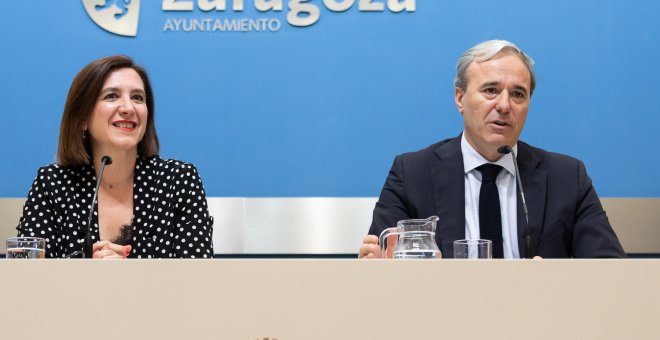 El alcalde de Zaragoza, Jorge Azcón (PP), y la vicealcaldesa Sara Fernández (C’s), en una rueda de prensa. AYUNTAMIENTO DE ZARAGOZA