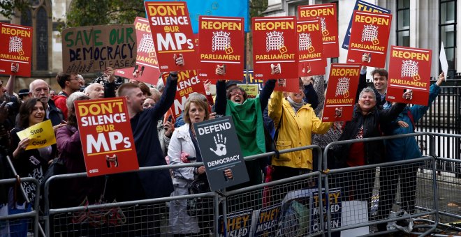 Ciudadanos protestan ante las puertas del Tribunal Supremo británico por la suspensión del Parlamento ordenada por Boris Johnson. /REUTERS