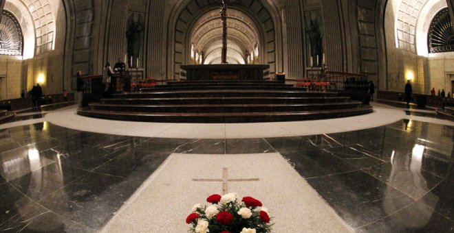 Foto de archivo de la sepultura del dictador Francisco Franco en el Interior de la Basílica de la Santa Cruz del Valle de Los Caídos.. EFE/Javier Lizón