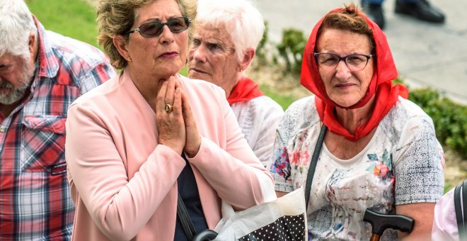 Mujeres participantes en una de las concentraciones del movimiento de pensionistas de Bizkaia ante el Ayuntamiento de Bilbao para reclamar "unas pensiones dignas". EFE/JAVIER ZORRILLA
