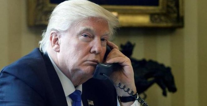 28/01/2017 - El presidente estadounidense, Donald Trump, hablando por teléfono. / REUTERS