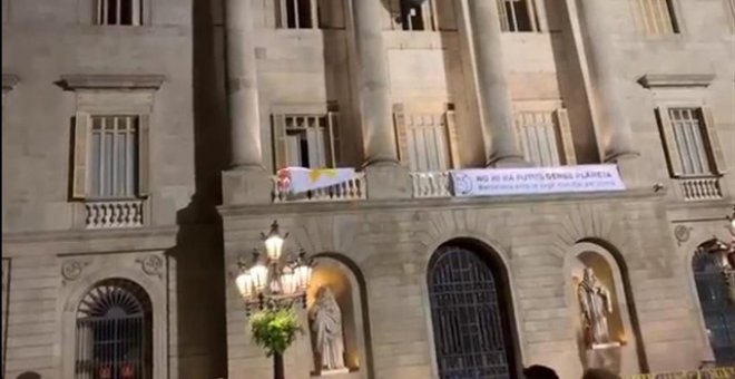 Retirada de la pancarta con un lazo amarillo en el Ayuntamiento de Barcelona.SCC