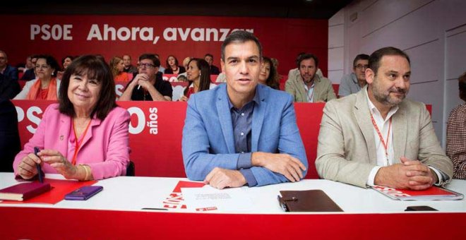 El secretario general del PSOE, Pedro Sánchez, junto a José Luis Ábalos (derecha) y la presidenta d los socialistas, Cristina Narbona, en el último Comité Federal del partido. (LUCA PIERGIOVANNI | EFE)