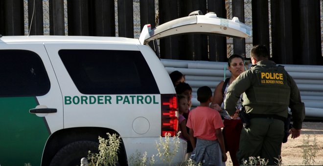 18.09.2019/ Un agente de EE. UU habla con migrantes que cruzaron ilegalmente a El Paso, Texas, EEUU. REUTERS / Jose Luis Gonzalez