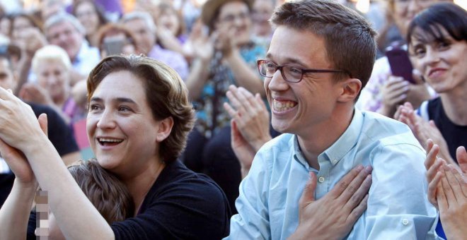 Íñigo Errejón, junto a la alcaldesa de Barcelona, Ada Colau, durante un mitin en las elecciones generales del 26-J. (EFE)