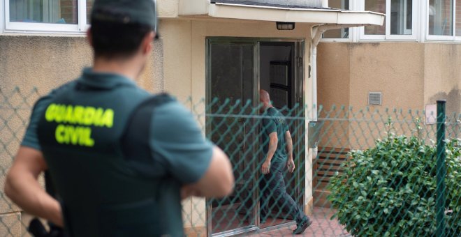 La Guardia Civil inspecciona la casa donde vivía la pareja de Castro Urdiales. / EFE