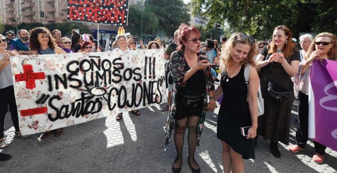 03/10/2019.- La activista María Alyokhina (d), acompaña y apoya a Antonia Ávalos (c), una de las tres mujeres que se enjuician. EFE/ José Manuel Vidal