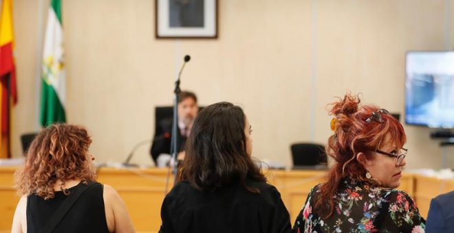 03/10/2019 - Vista de las tres mujeres que se enjuician para las que la Fiscalía solicita 3.000 euros de multa por un delito contra los sentimientos religiosos. / EFE- José Manuel Vidal