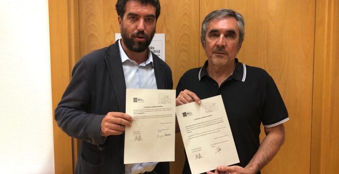 Hugo Martínez Abarca y Eduardo Gutierrez después de registrar en la noche del jueves las dos iniciativas presentadas./ Más Madrid.