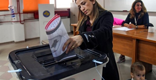 Una mujer vota en las elecciones en Kosovo. EFE/EPA/GEORGI LICOVSKI