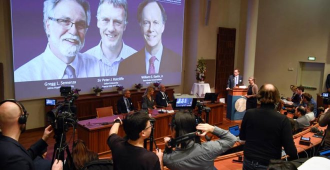Thomas Perlmann, secretario general del Comité del Premio Nobel, anuncia el nombre de los ganadores del Nobel de Medicina. (REUTERS)