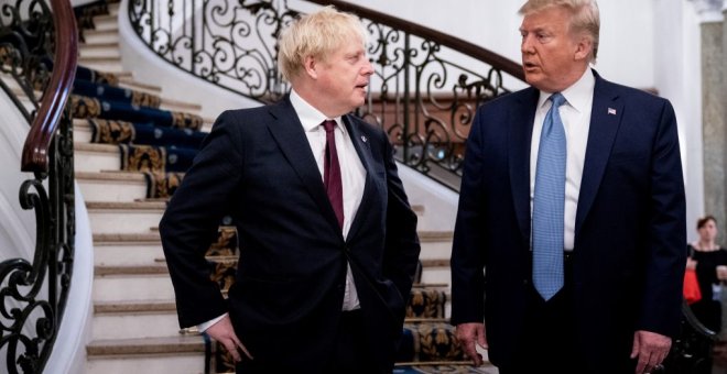 El primer ministro británico, Boris Johnson, y el presidente de EEUU, Donald Trump, tras un encuentro bilateral en el marco de la cumbre del G7 en Biarritz. REUTERS