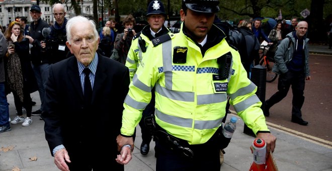 07/10/2019 - Phil Kingston, de 83 años, es detenido durante la protesta de 'Extinction Rebellion' en Londres. / REUTERS - Henry Nicholls