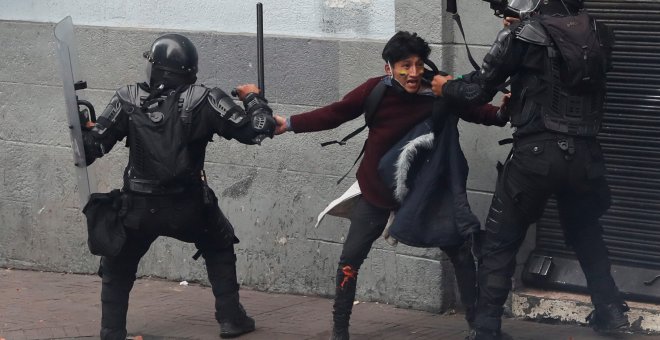 Un manifestante es detenido por miembros de las fuerzas de seguridad durante una protesta contra las medidas de austeridad del presidente de Ecuador, Lenin Moreno, en Quito, Ecuador, 8 de octubre de 2019. REUTERS / Carlos Garcia Rawlins