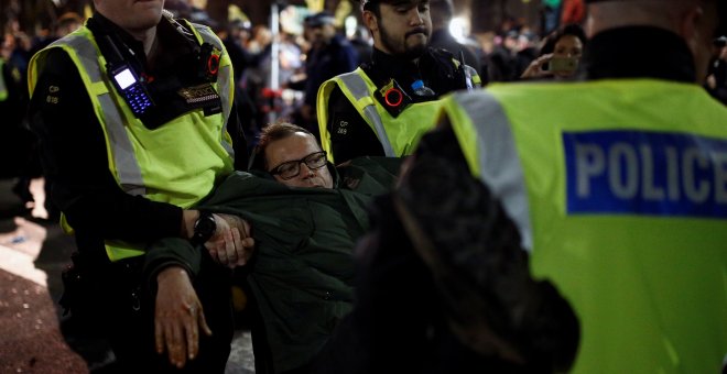Un manifestante es detenido durante una manifestación de en Whitehall en Londres, Gran Bretaña, el 8 de octubre de 2019. REUTERS / Henry Nicholls
