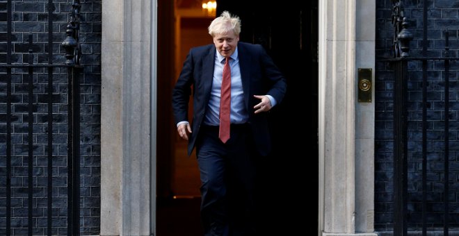 El primer ministro britanico, Boris Johnson, en la entrada del número 10 de  Downing Street, en Londres. REUTERS/Henry Nicholls