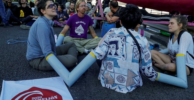 Unos 300 activistas por el clima han ocupado este lunes el paso elevado en la zona de Nuevos Ministerios en Madrid