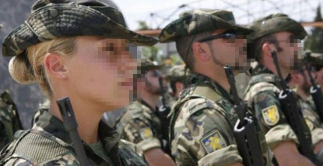 Una mujer militar junto a sus compañeros del Ejército en una imagen de archivo. EFE