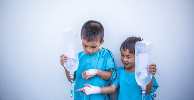 Unos niños juegan en el hospital. Foto: Pixabay