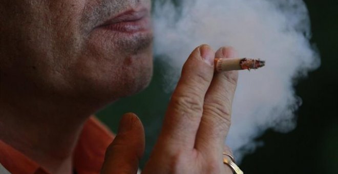 Un hombre fumando un cigarro a la vez que echa humo en una imagen de archivo / EUROPA PRESS