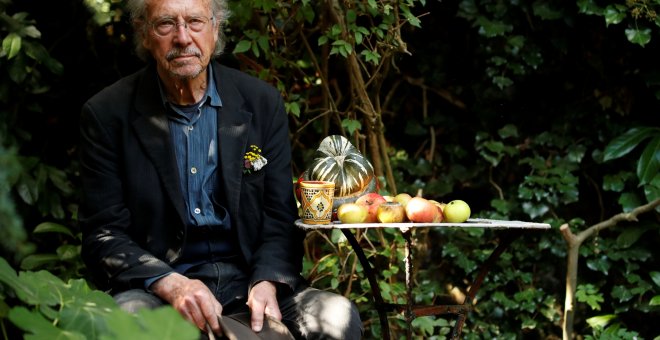 11/10/2019 - Peter Hanke, ganador del Premio Nobel de Literatura 2020 posando en su casa de Chaville (Francia). /REUTERS - Christian Hartmann