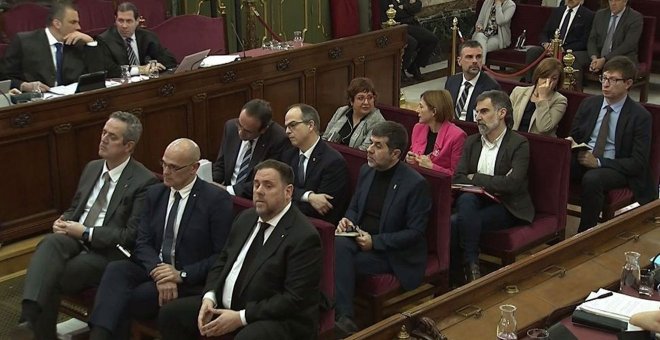 Los doce encausados durante el juicio en el Supremo contra el procés independentista. A la izquierda, arriba, el secretario general de Vox, Javier Ortega Smith, quien dirigió la acusación popular.