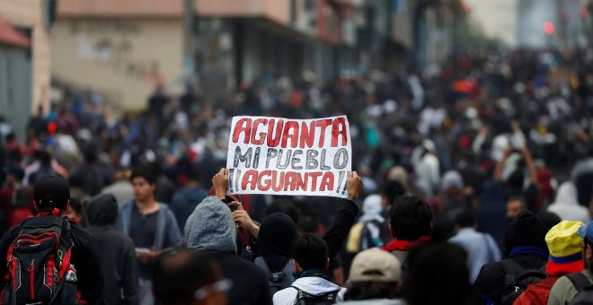 07/10/2019 Un manifestante sostiene un cartel con el lema "aguanta mi pueblo, aguanta" durante las protestas en Ecuador. / REUTERS - CARLOS GARCIA RAWLINS