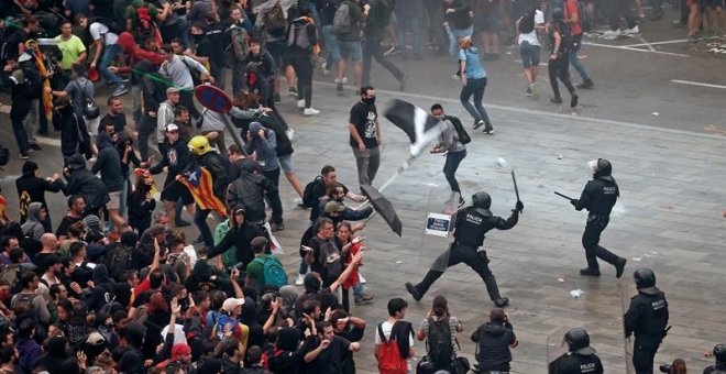 14/10/2019.- Mossos d'Esquadra cargan contra las miles de personas se agolpan ante el Aeropuerto del Prat después de que la plataforma Tsunami Democràtic haya llamado a paralizar la actividad del aeropuerto, en protesta por la condena a los líderes del 'p