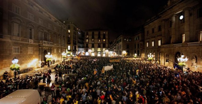 Miles de personas se concentran en la Plaza de Sant Jaume de Barcelona en protesta por la sentencia del procés. /EFE