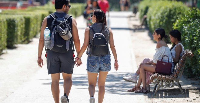 Una pareja pasea por un parque en Madrid. EFE/Emilio Naranjo