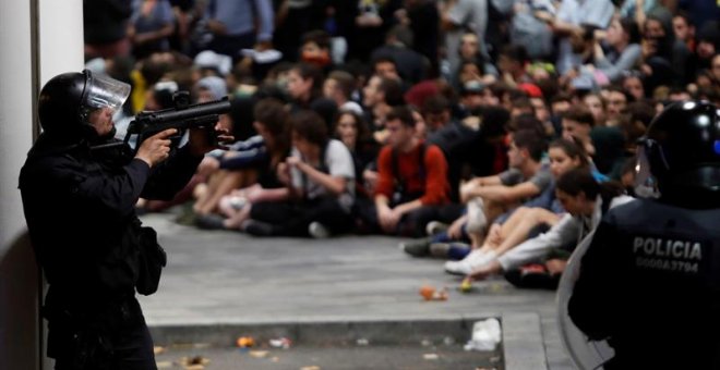 14/10/2019.- Policías antidisturbios ante los manifestantes que se han concentrado en el aeropuerto del Prat de Barcelona tras la llamada de la plataforma Tsunami Democràtic para paralizar la actividad del aeropuerto, en protesta por la condena a los líde