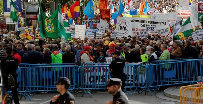 Miles de pensionistas se concentran en la Plaza de las Cortes. | Chema Moya / EFE