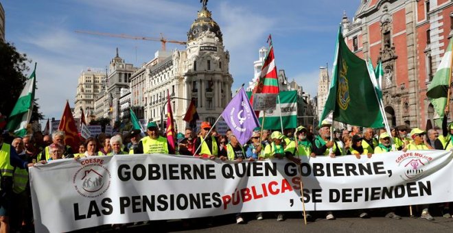 La pancarta de la cabecera en la que se reclaman pensiones dignas independientemente de quién Gobierne, | Chema Moya / EFE