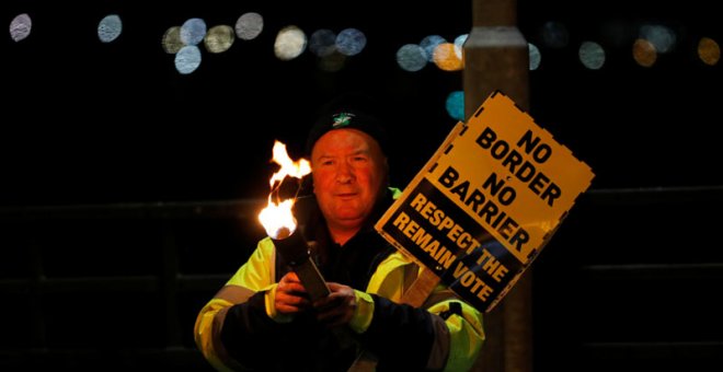 Un hombre se manifiesta contra una frontera dura entre Irlanda e Irlanda del Norte. (REUTERS)