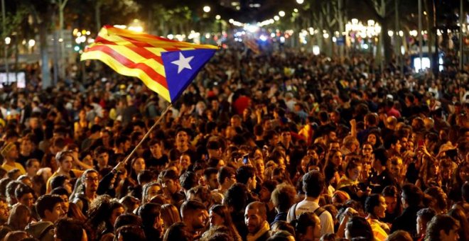 17/10/2019.- Miles de personas acuden a la concentración convocada por los CDR bajo el lema "Olimpiada Republicana", este jueves en los Jardinets de Gràcia de Barcelona. EFE/ Toni Albir