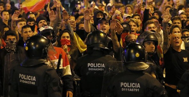 Miembros de la ultraderecha durante la movilización realizada este jueves en Barcelona. EFE/Andreu Dalmau