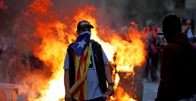 Manifestantes durante las protestas que se están produciendo ante la comisaria de la Policía Nacional de Via Laietana. (ALEJANDRO GARCÍA | EFE)