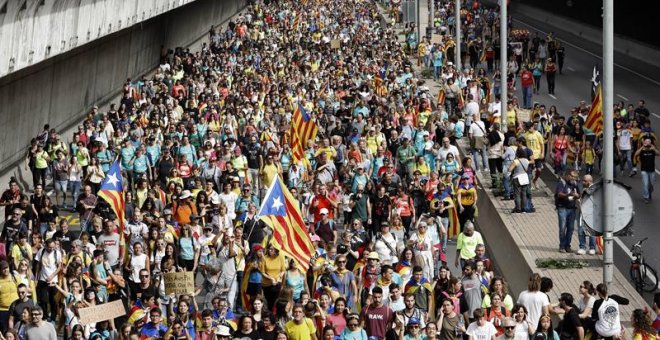 Miles de personas que participan en las "Marchas por la libertad" entran en Barcelona por la Gran Vía