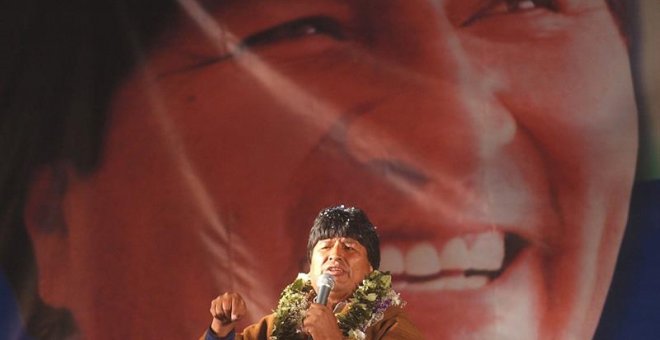 Fotografía de archivo fechada el 13 de diciembre de 2005, que muestra al líder indígena Evo Morales, candidato a la presidencia de Bolivia por el Movimiento al Socialismo (MAS), durante el cierre de campaña celebrado en la Plaza Villarroel de la ciudad de