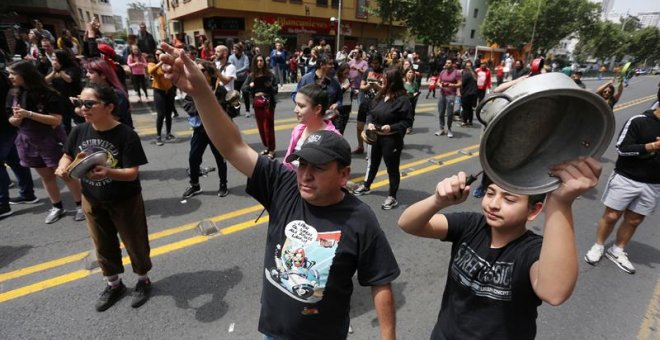 Personas protestan en las calles, en Santiago, Chile, hoy 19 de octubre de 2019. EFE/Elvis González