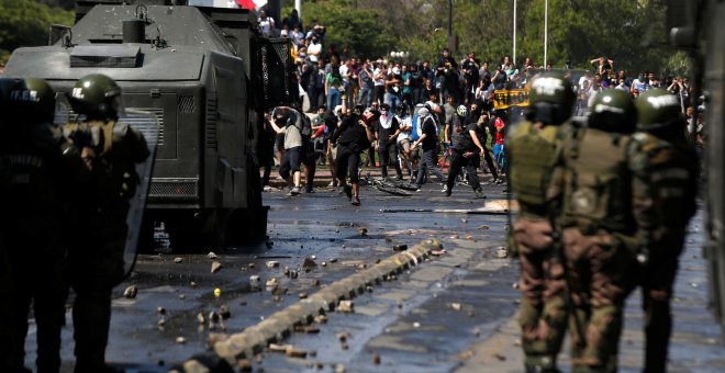 El ejército se enfrenta a los manifestantes durante las protestas en la capital del país, Santiago de Chile. / Reuters