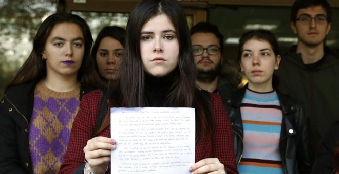 La estudiante Carmen Carballido posa con la denuncia presentada ante el rector de la Universidad de Santiago (USC), Antonio López. - EFE