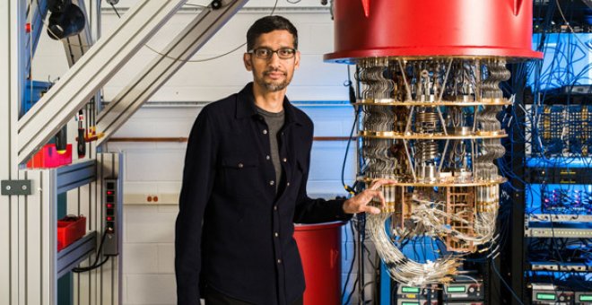 Sundar Pichai, CEO de Google, junto al ordenador cuántico. Google