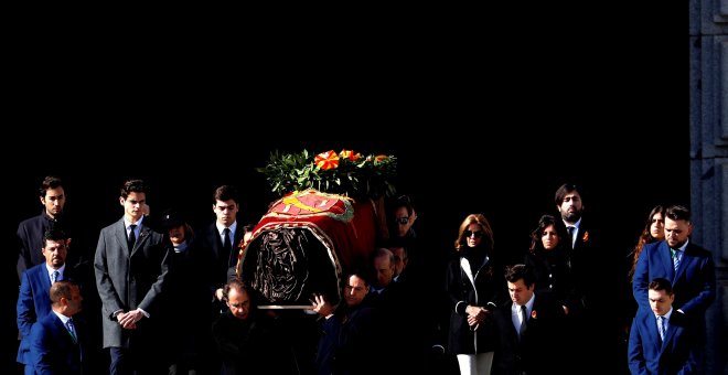 Familiares de Francisco Franco portan el féretro con los restos mortales del dictador tras su exhumación en la basílica del Valle de los Caídos. - EFE
