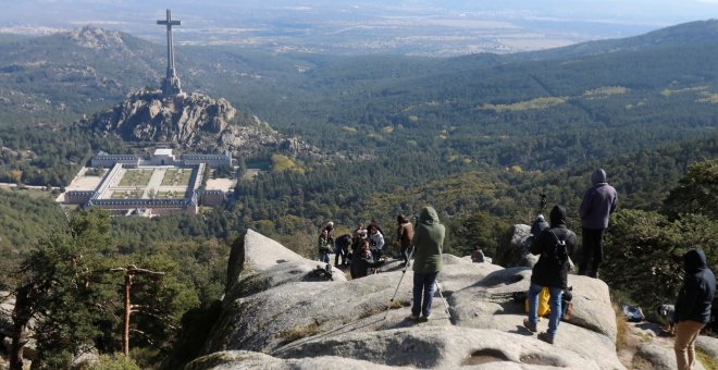 24/10/2019 - La gente se reúne cerca del Valle de los Caídos, la basílica desde donde se exhuma los restos del fallecido dictador Francisco Franco. REUTERS / Jon Nazca