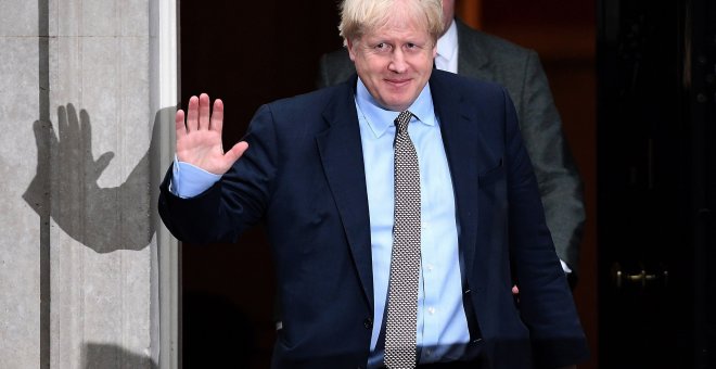 24/10/2019.- El primer ministro británico, el conservador Boris Johnson, a su salida del número 10 de Downing Street en Londres (Reino Unido)./ EFE ANDY RAIN