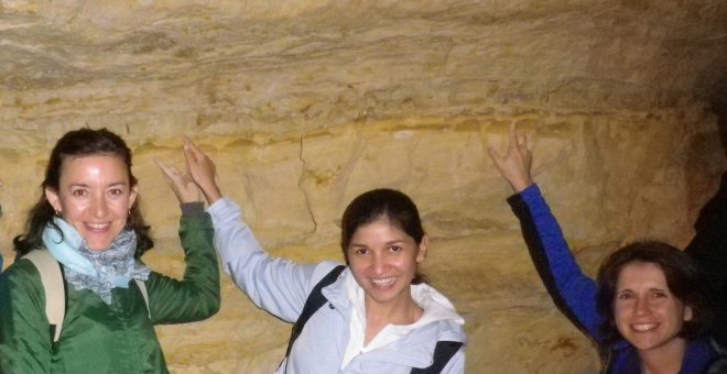 La científica Laia Alegret, con dos estudiantes en la cueva de Holanda cuyos microfósiles han aportado datos clave para su trabajo/ Universidad de Zaragoza