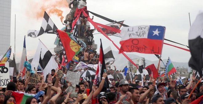 Manifestantes se reúnen este viernes para pedir la renuncia del presidente chileno, Sebastián Piñera, en los alrededores de la Plaza Italia de Santiago. / EFE/ Fernando Bizerra Jr